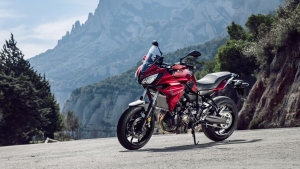 2016-Yamaha-MT07TR-EU-Radical-Red-Static-006