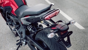 2016-Yamaha-MT07TR-EU-Radical-Red-Detail-015